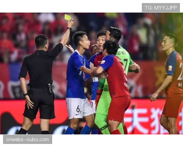 争议判罚：里尔对阵兰斯比赛中的红牌决定引发双方教练组冲突